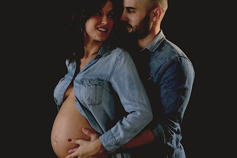 Photographe grossesse : moment de complicité en couple