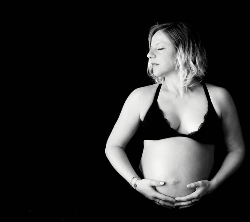 Photographe grossesse en studio, future maman en chemise en jean