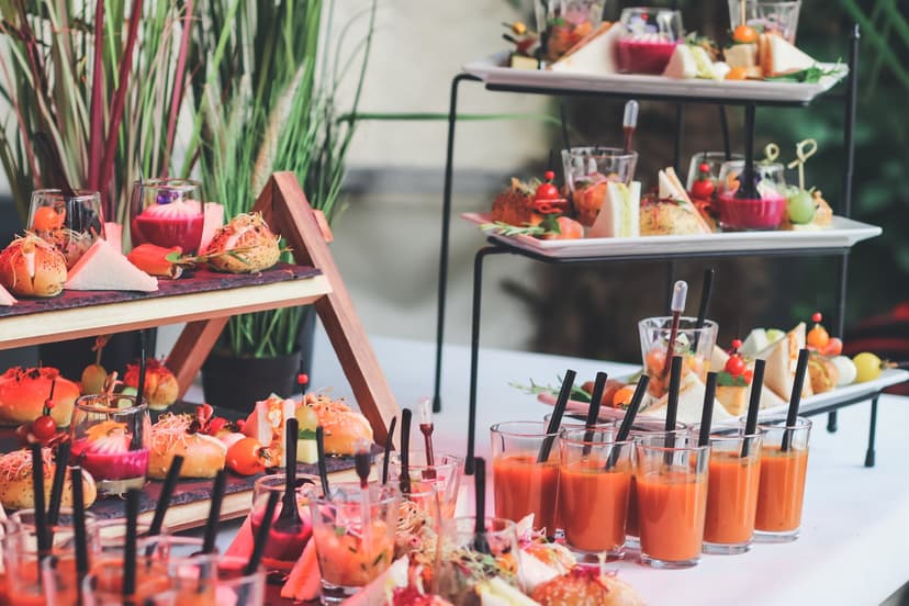 Buffet cocktail dînatoire dressé pour une réception de mariage