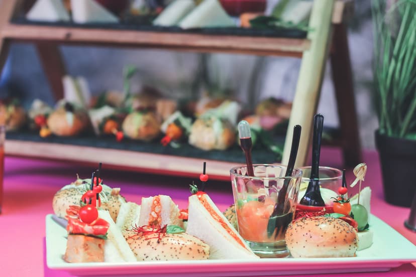 Détail du buffet cocktail lors d'une réception de mariage