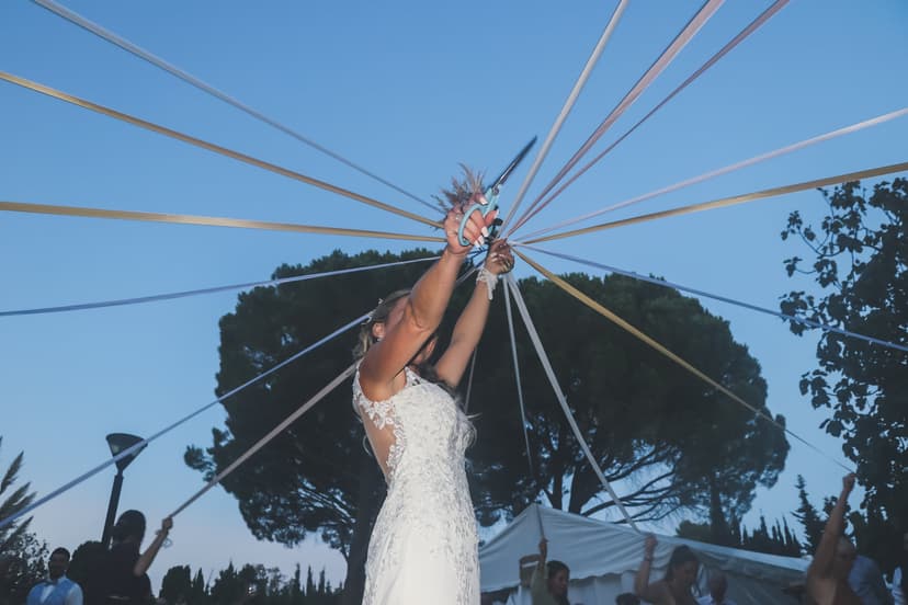 Mariée coupant les rubans lors d'une cérémonie de mariage