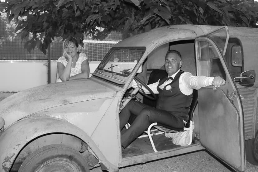 Photographe mariage : marié au volant d'une 2CV vintage