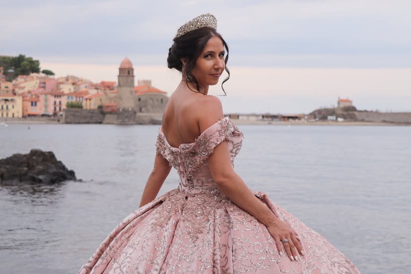 Photographe mariage à Collioure : mariée en robe rose face à la baie