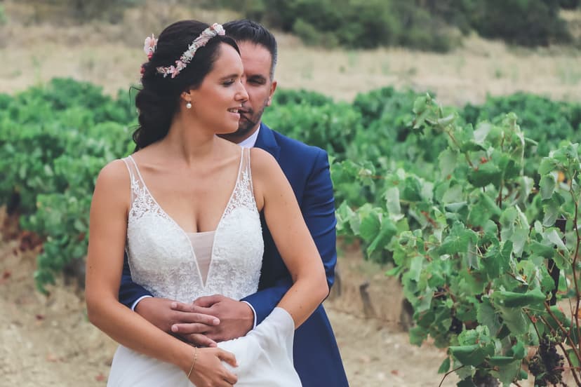 Photographe mariage : couple enlacé au milieu des vignes