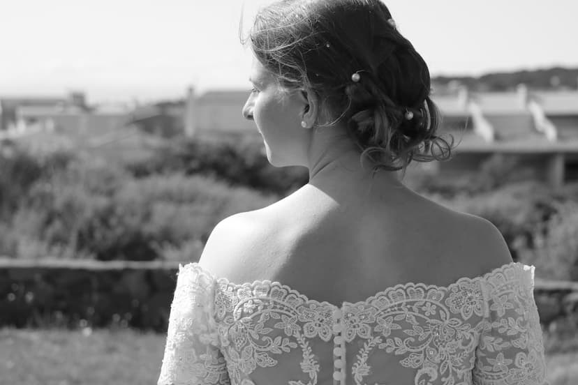 Photographe mariage : détail du dos d'une robe de mariée en dentelle