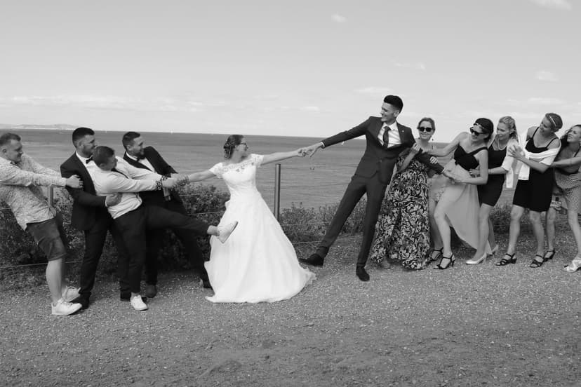 Photographe mariage : moment de complicité entre les invités sur la plage