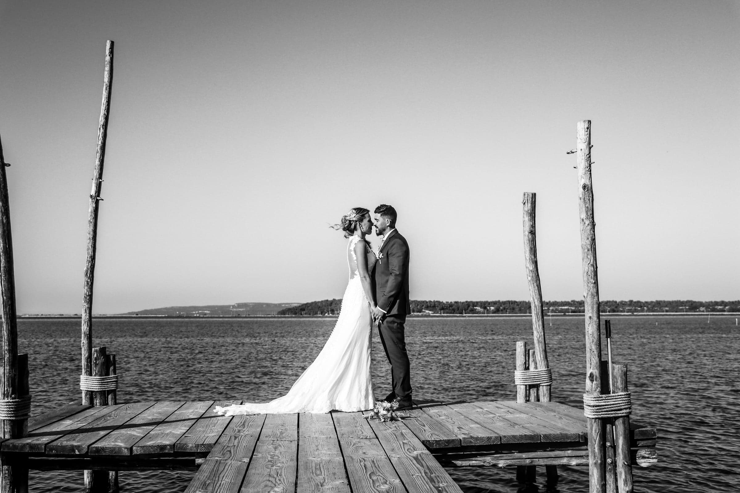 Portrait des mariés sur un ponton en noir et blanc