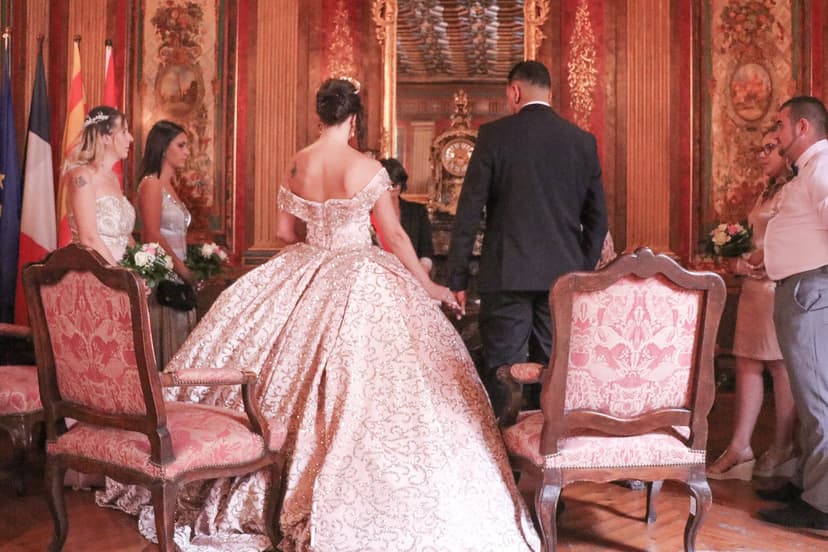 Photographe mariage : cortège dans une salle de réception dorée