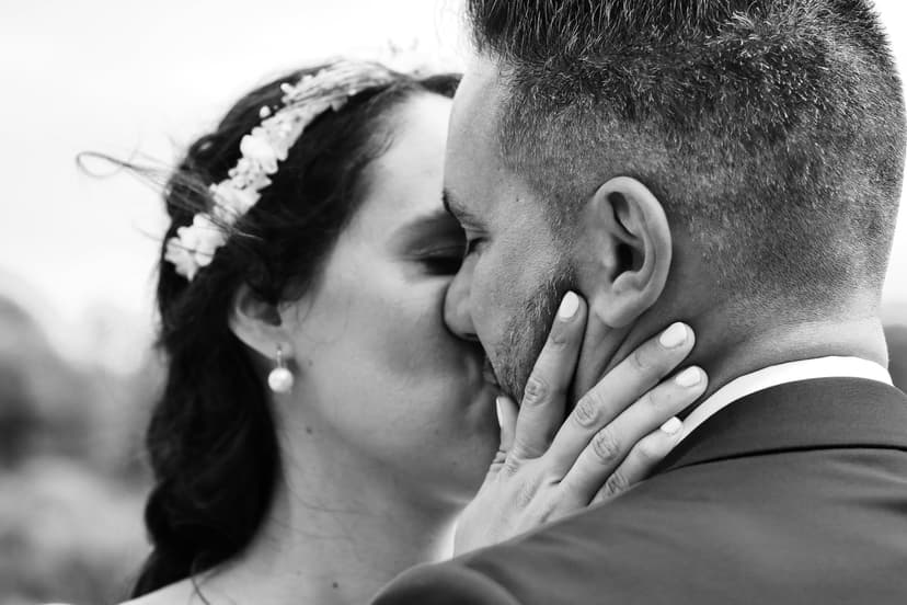 Portrait de mariage en noir et blanc : baiser des mariés