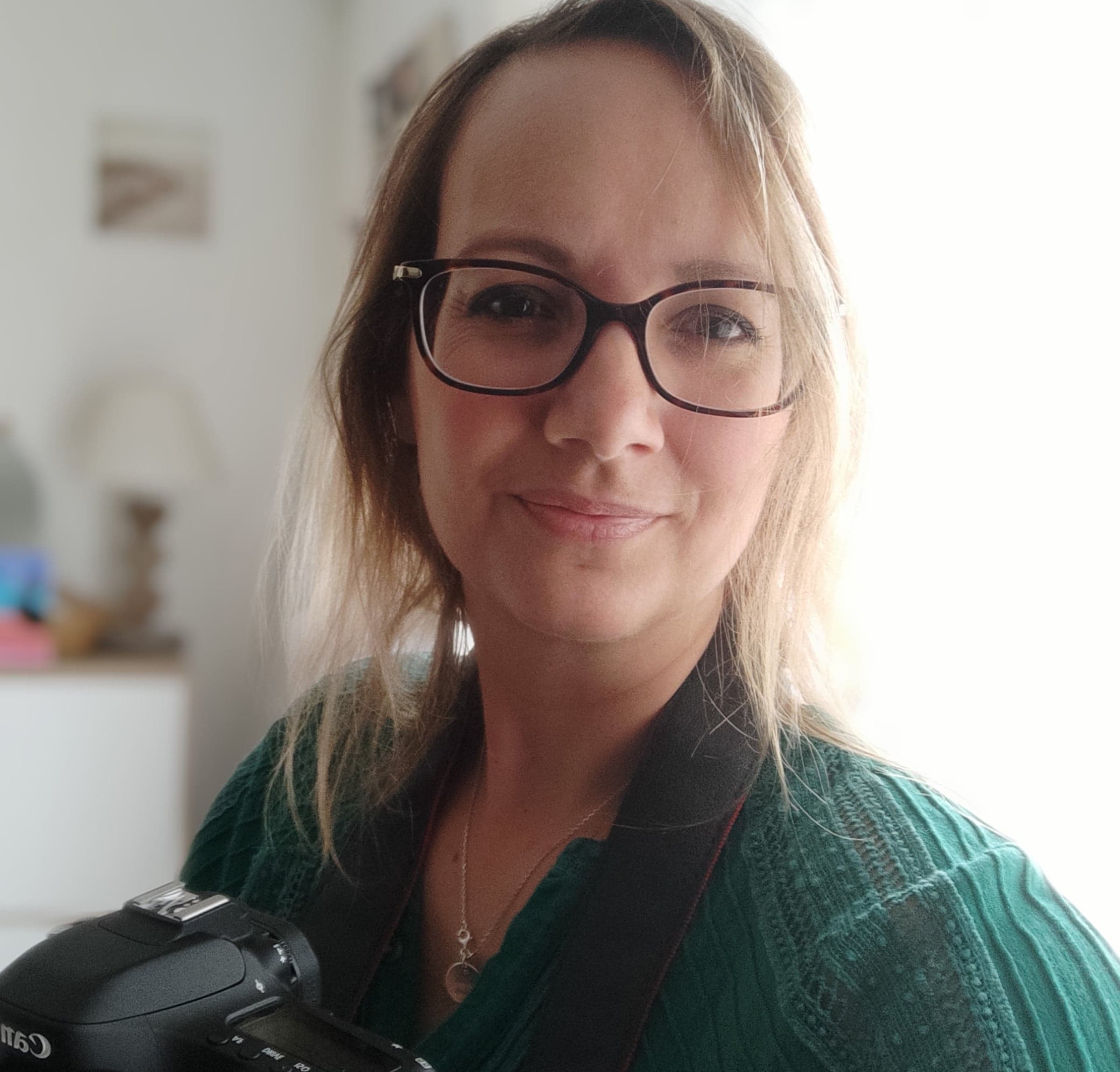 Mélanie, photographe, appareil photo à l'épaule