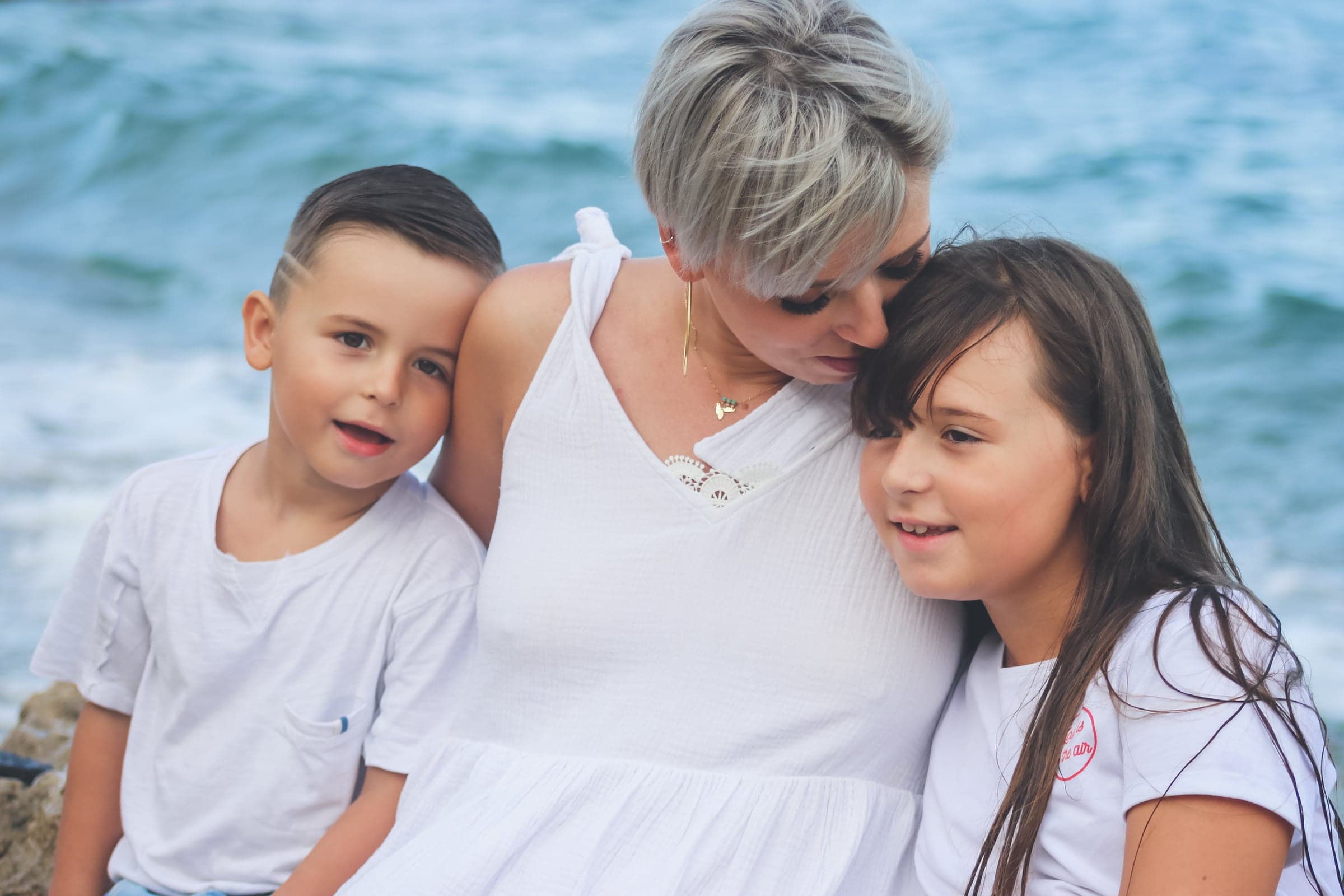 Complicité entre une maman et ses enfants au bord de l'eau