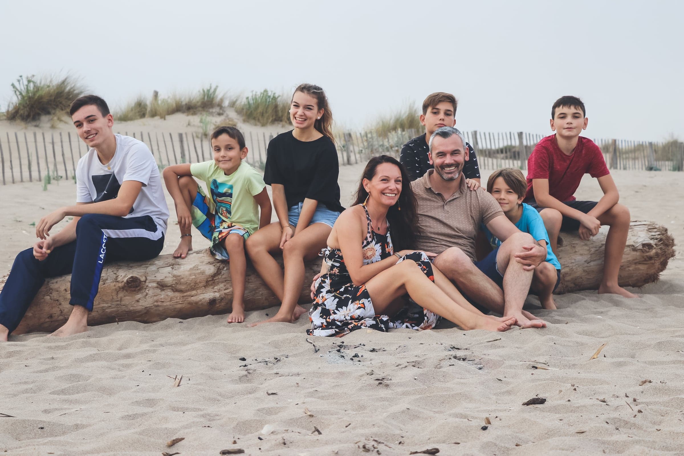 Fratrie réunie sur la plage pour une séance photo famille
