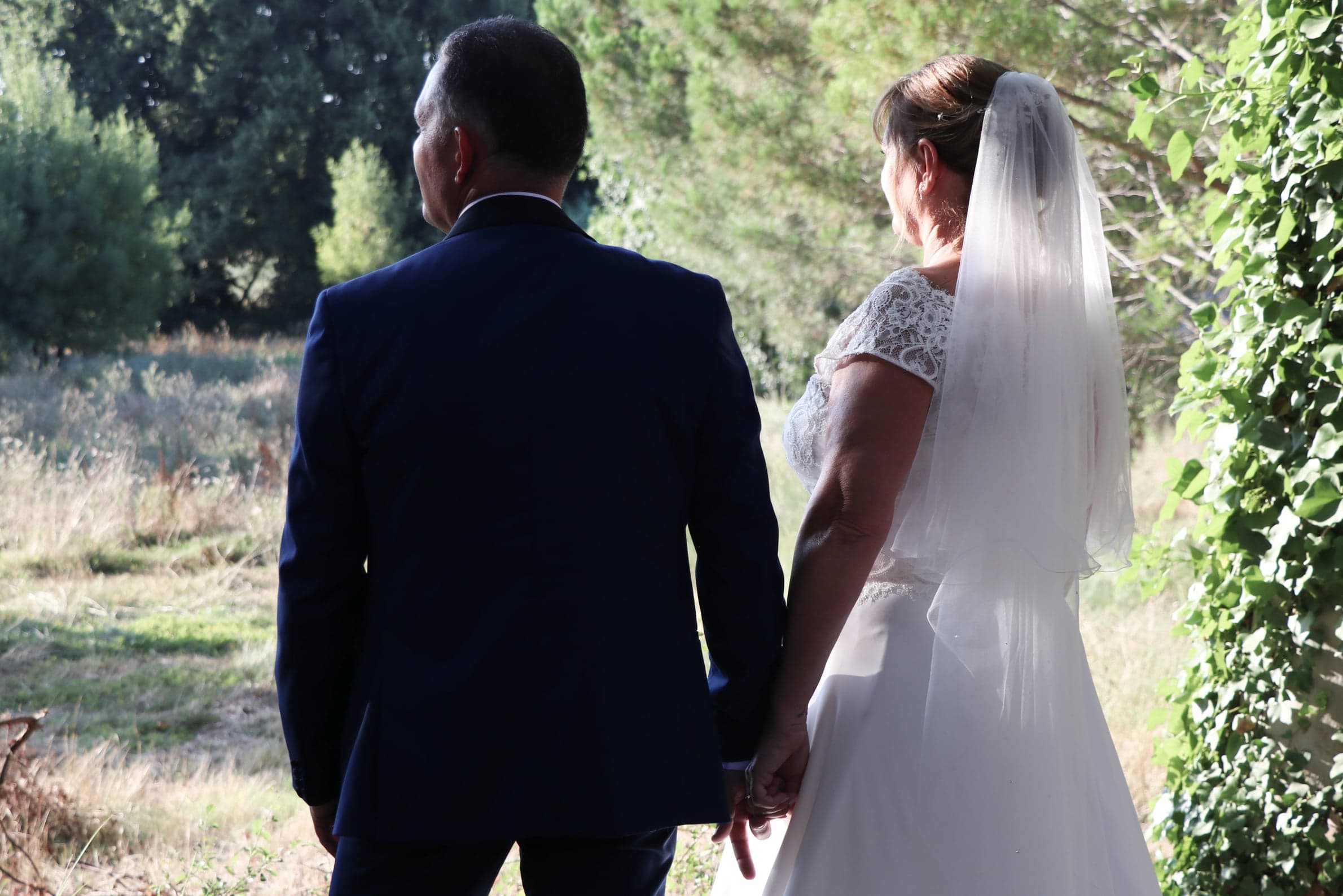 Couple de mariés dans un paysage de l’Aude au coucher du soleil