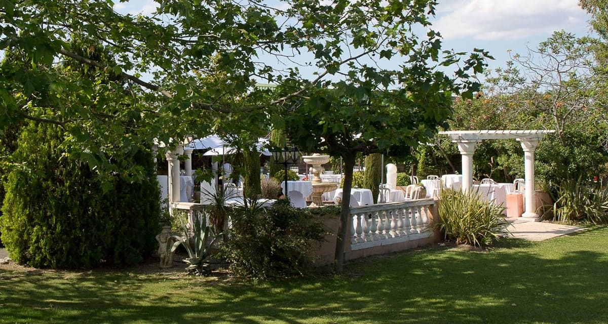 Réception de mariage dans le jardin du Clos des Lys